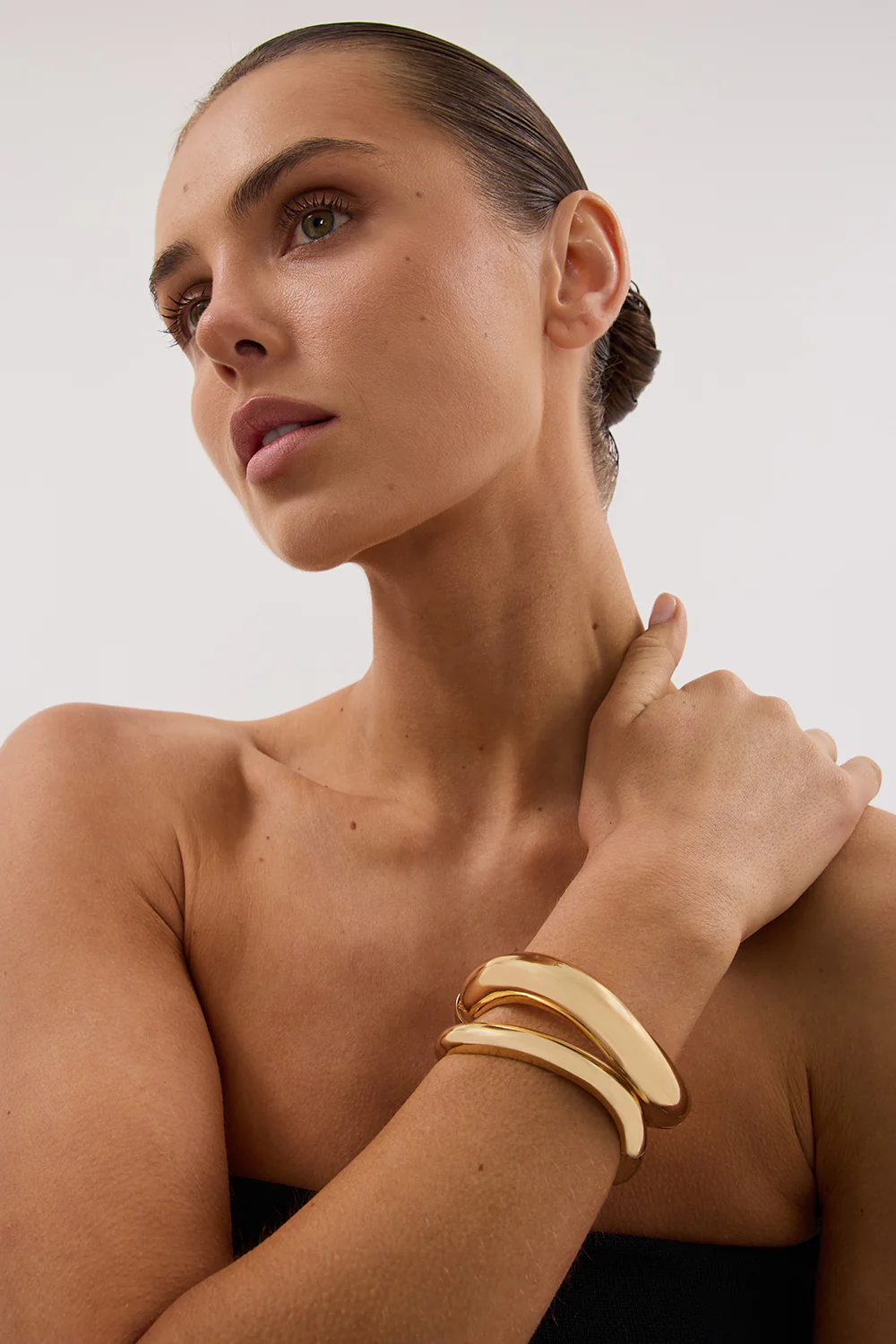 ANNA ROSSI THIN WARPED BANGLE GOLD - Image 2